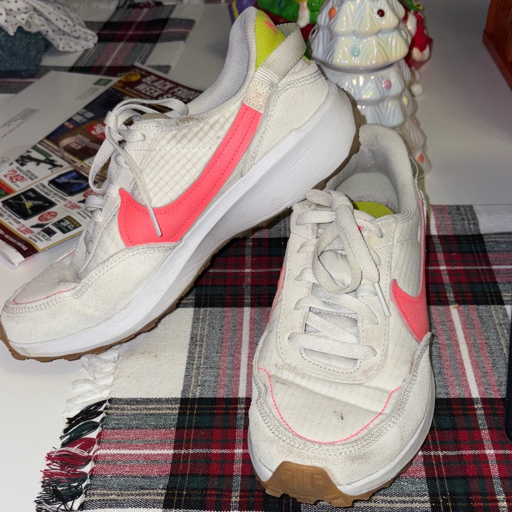 Women’s Nike Waffle Debut Cream/Pink FJ4572-100 USED Size 8.5